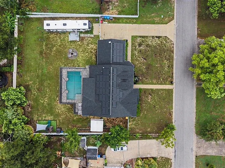 606 Royal Crest Dr — Photo 2