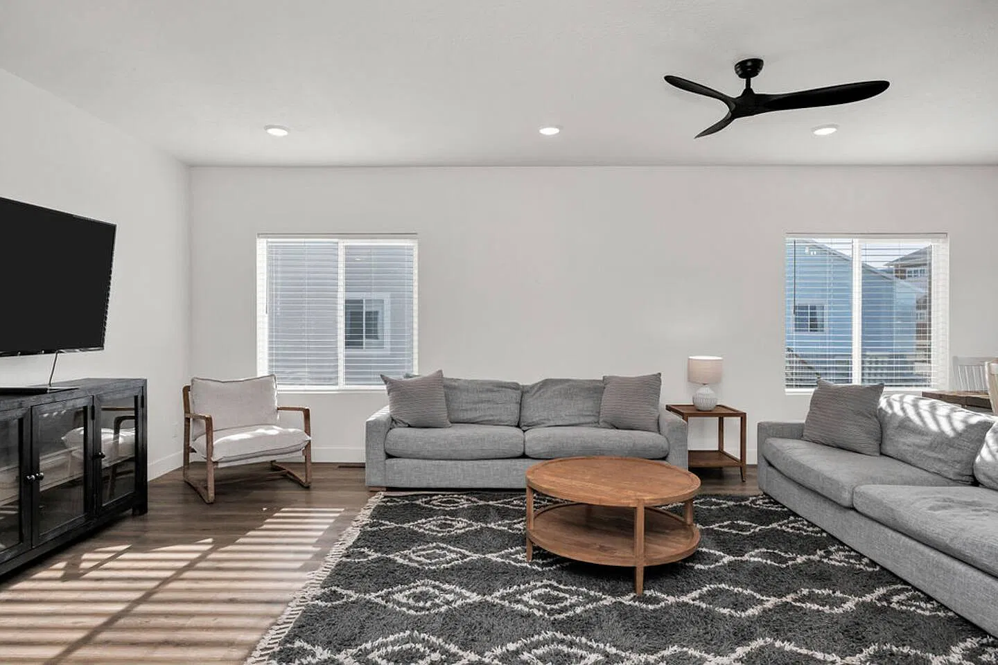 6 bed, $3,200 — Photo 2