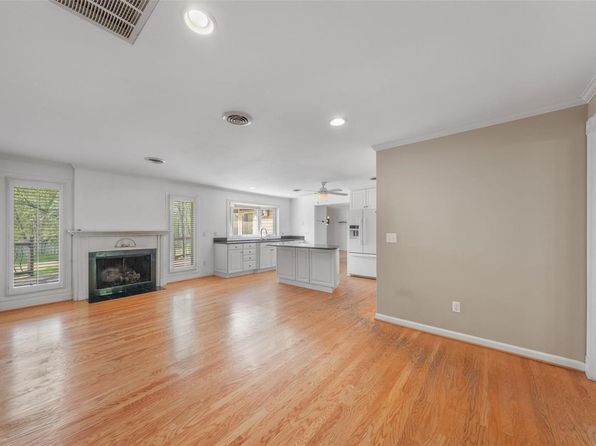 419 Breezewood Dr, Ballwin, MO 63011