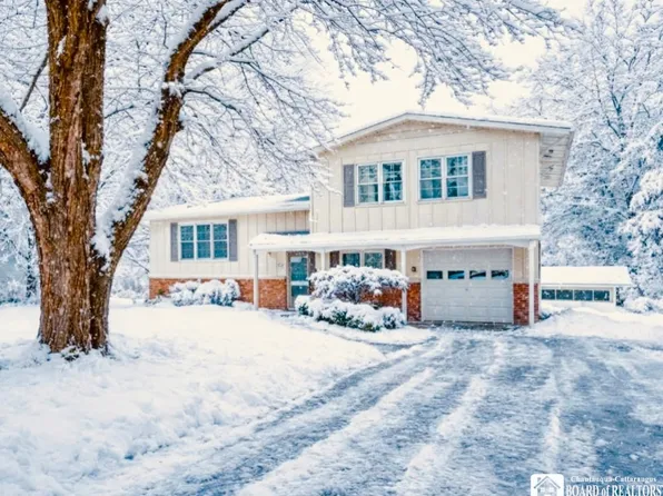 14 Westerly Dr, Fredonia, NY 14063