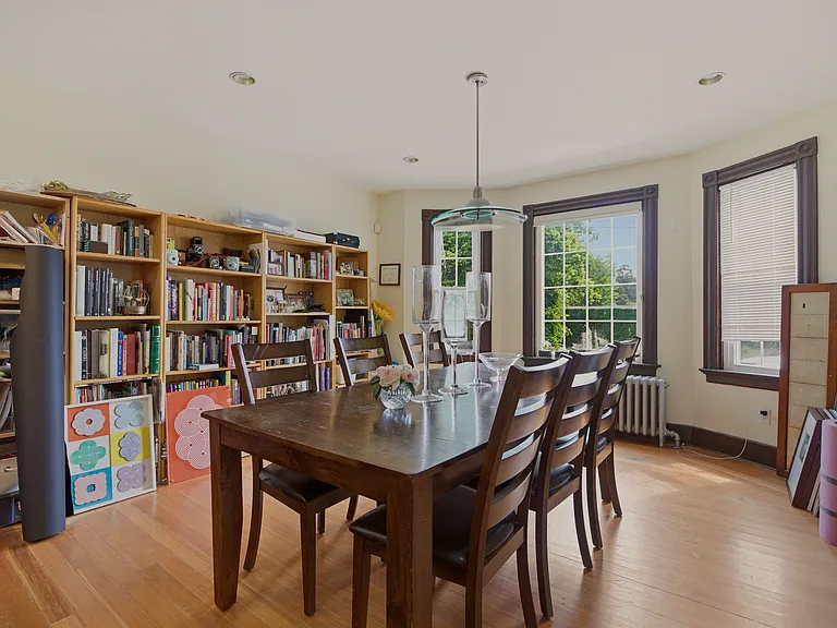 82 Van Zandt Ave — Photo 8