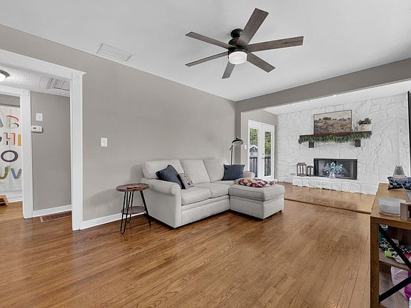 3rd image of 587 Springdale Rd