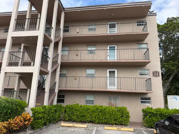 729 Lori Dr APT 301, Palm Springs, FL 33461