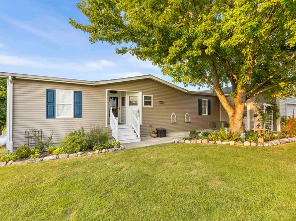 4524 E River Rd, Ridott, IL 61067