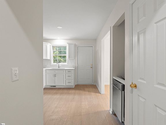 4th image of 109 Laurens Ct