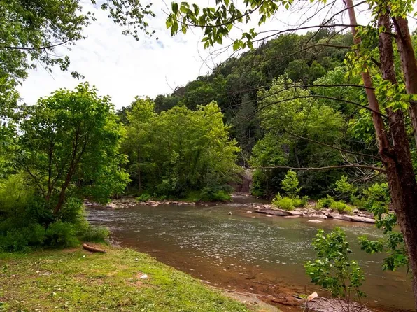 828 River Rd, Pineville, WV 24874