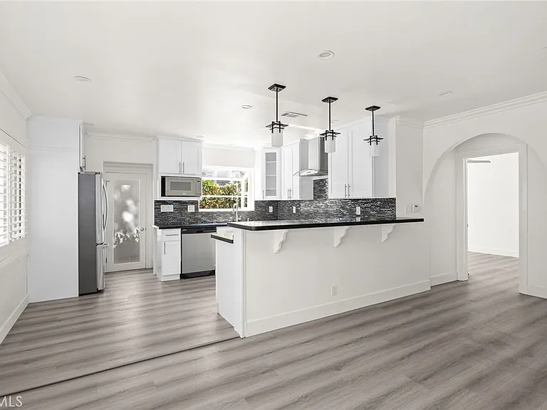 647 W Montecito Ave — Photo 6