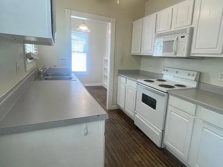 2202 Leon St — Photo 8
