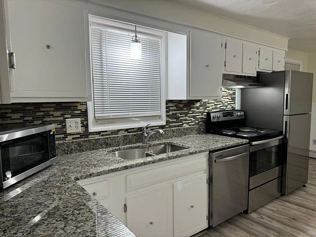 2 bed, 1050 sqft, $2,400 — Photo 1