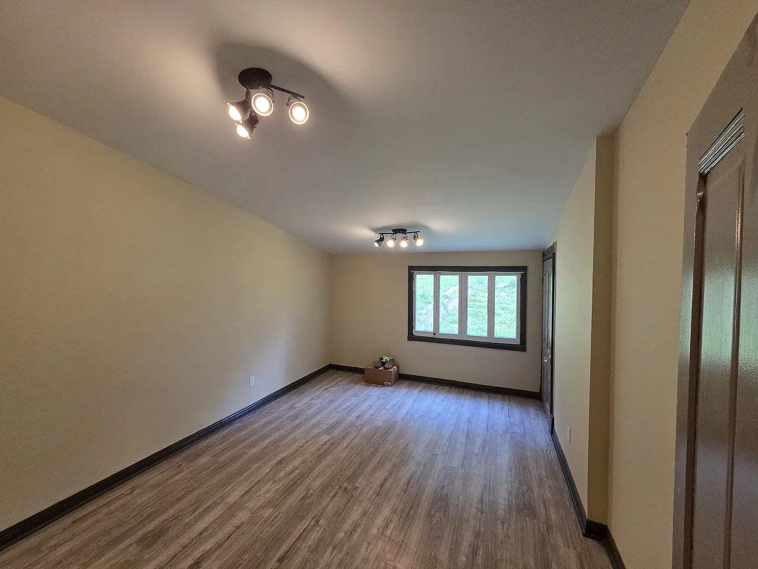 3 bed, 3.5 bath, 2150 sqft, $800 — Photo 2