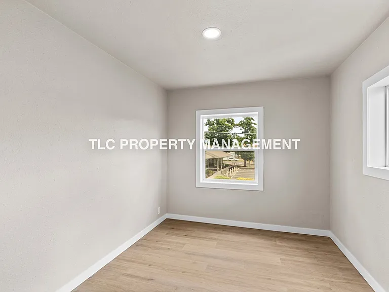 227 S 6th St — Photo 13