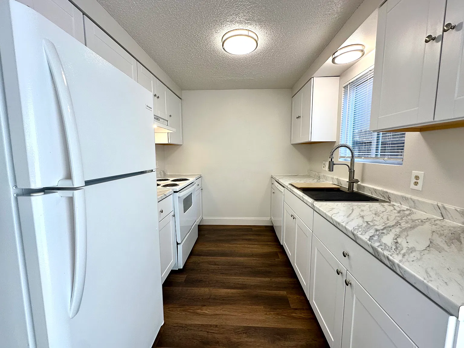 2 bed, 1.5 bath, 864 sqft, $1,625 — Photo 2