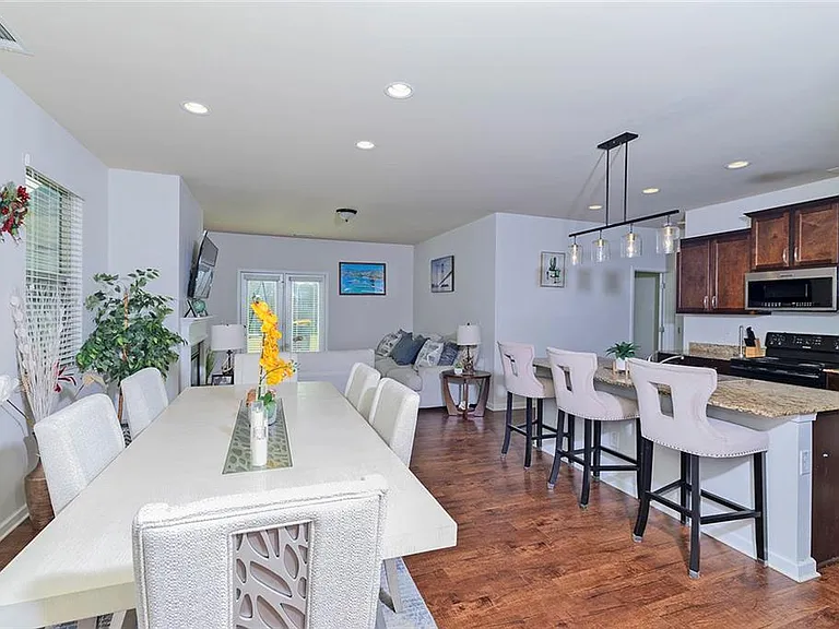2084 Sawgrass Dr — Photo 4