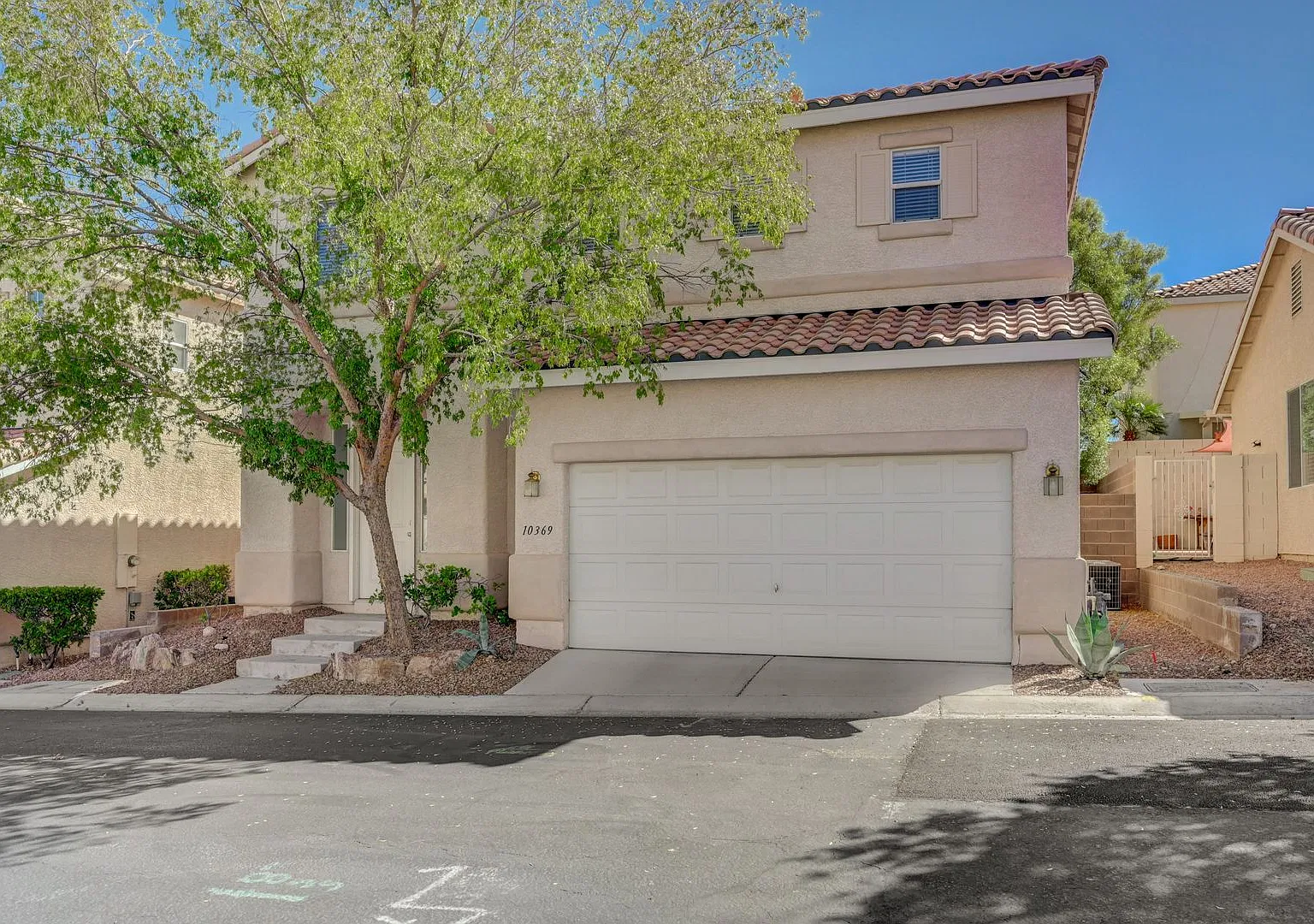 Spacious 3-bedroom with huge loft, 2.5-bath home located in the gated Stonecliff community — Photo 3