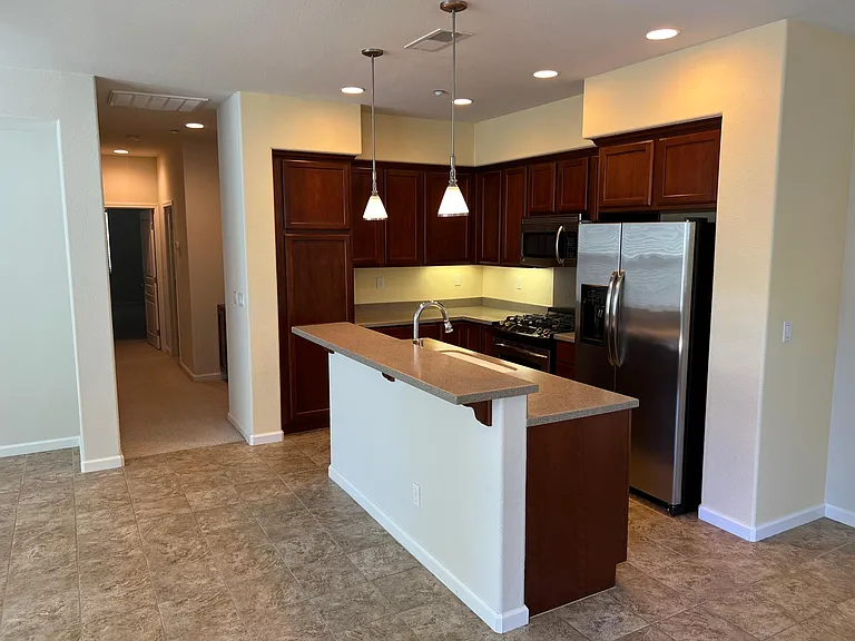 207 W La Flor Ln — Photo 4