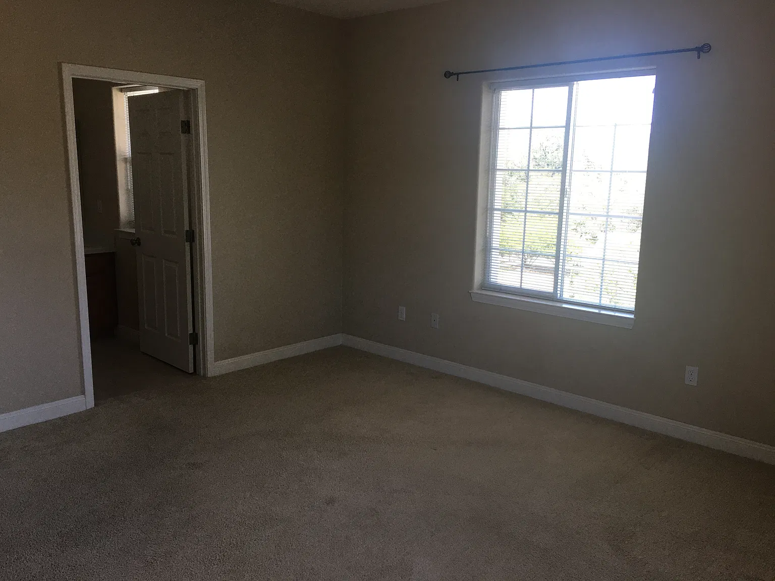 2 bed, 2.5 bath, 1932 sqft, $3,500 — Photo 3