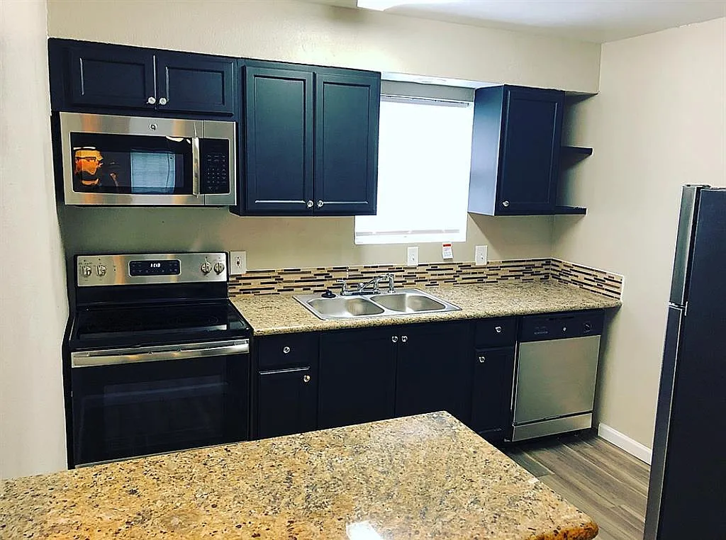 3700 Pine Manor Ln — Photo 4