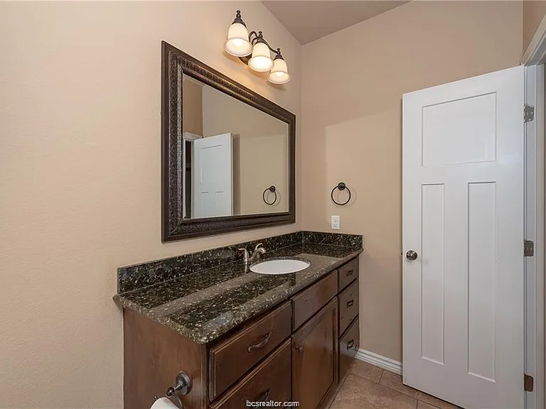 4001 Golden Eagle Dr #B — Photo 8