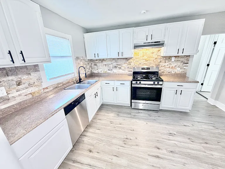 1327 Bailey Ave — Photo 9