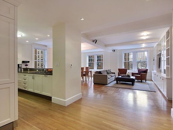 4th image of 27 W 72nd St #902