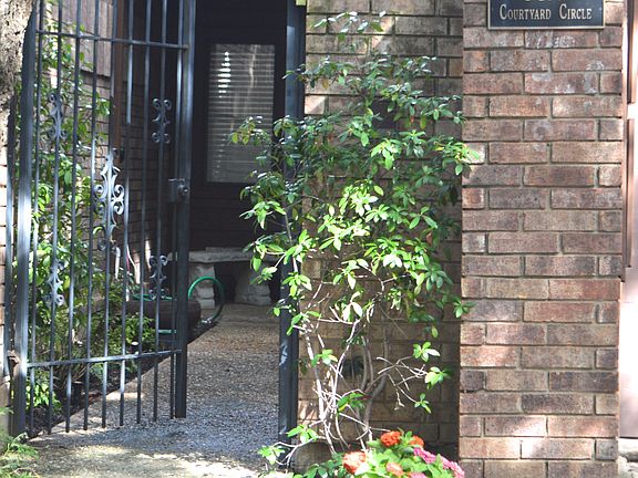 2nd image of 3479 Courtyard Cir