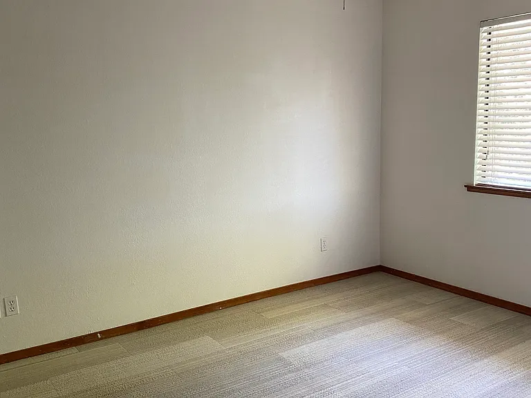 577 Oregon St — Photo 10