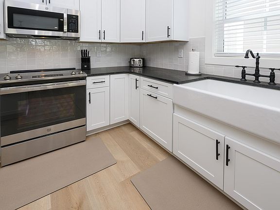 2nd image of 117A 13th Ave. S