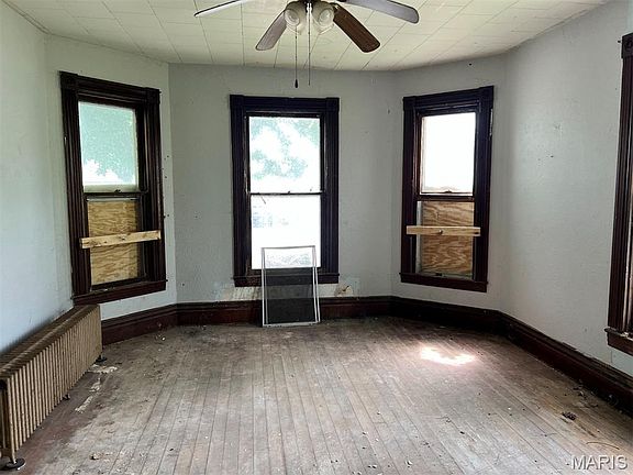 3rd image of 616 W Adams St