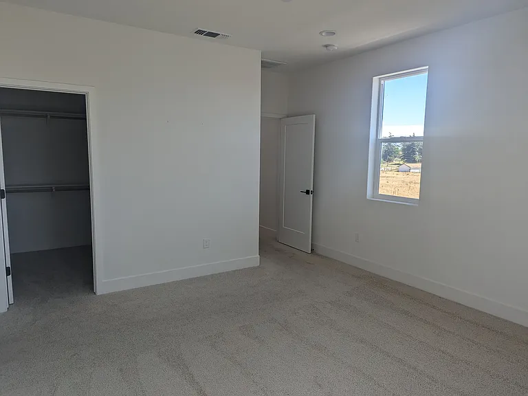 Master bedroom.
13' x 18'