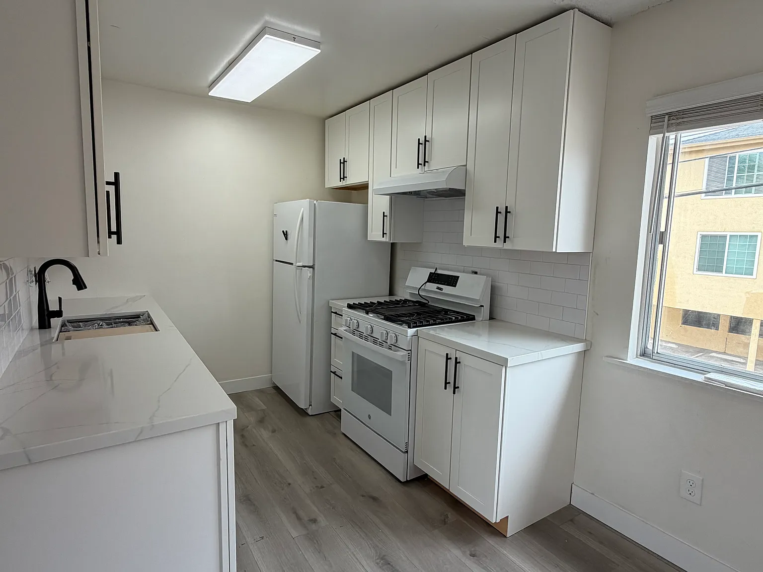 2 bed, 725 sqft, $2,300 — Photo 3