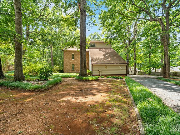3rd image of 106 Marianna Cir
