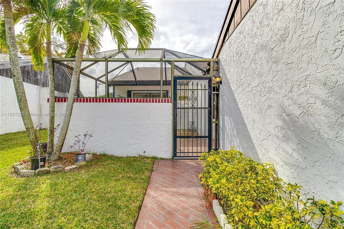 Building Photo - 6343 Pinehurst Cir W #W-D36