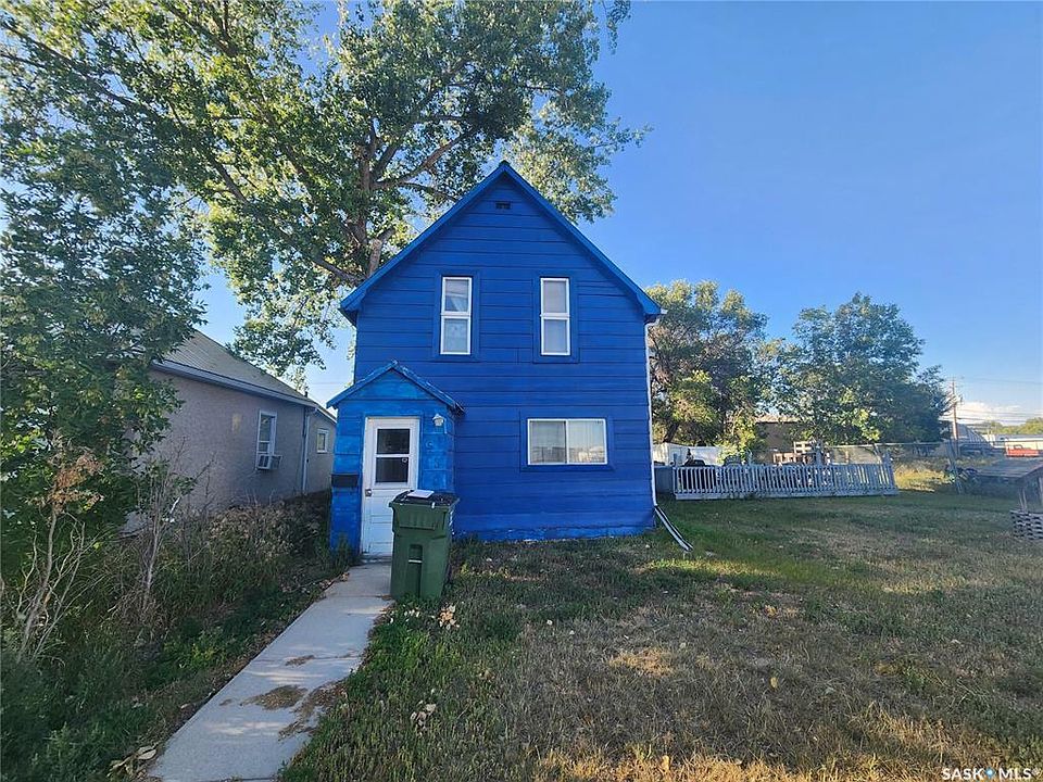 1st image of 534 Manitoba St E