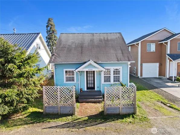 1310 44th Pl, Seaview, WA 98644