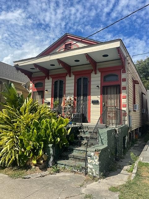 1st image of 935 N Lopez St