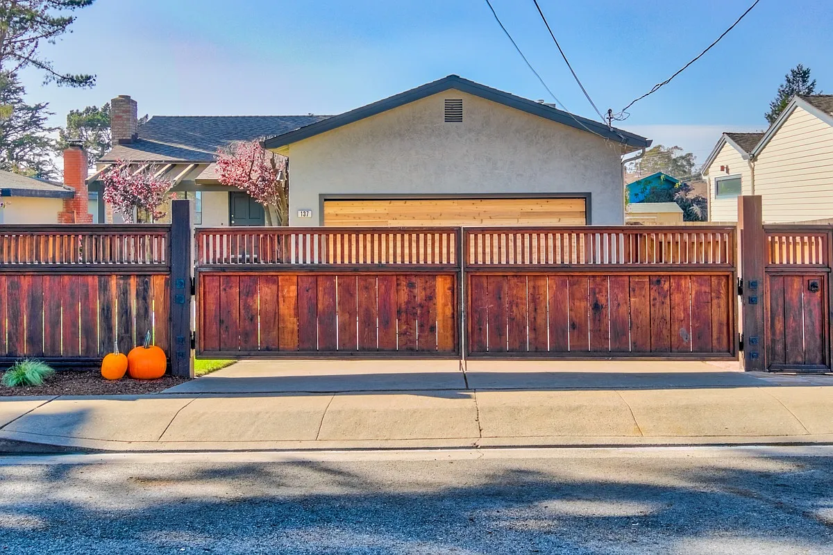 137 Avenue Granada photo 1