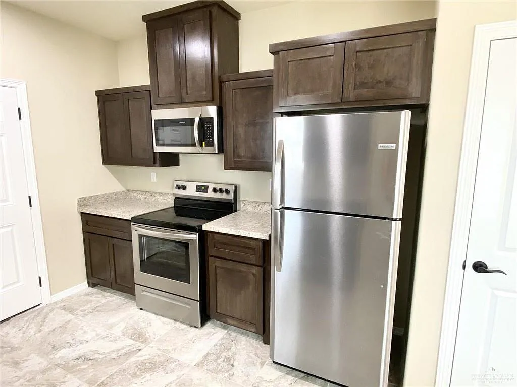 3 bed, 2.0 bath, 1010 sqft, $1,100 — Photo 2
