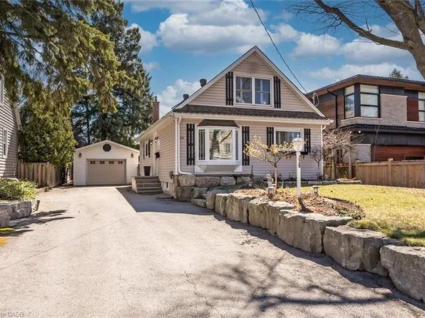 220 Townsend Ave, Burlington, ON L7T 1Z4