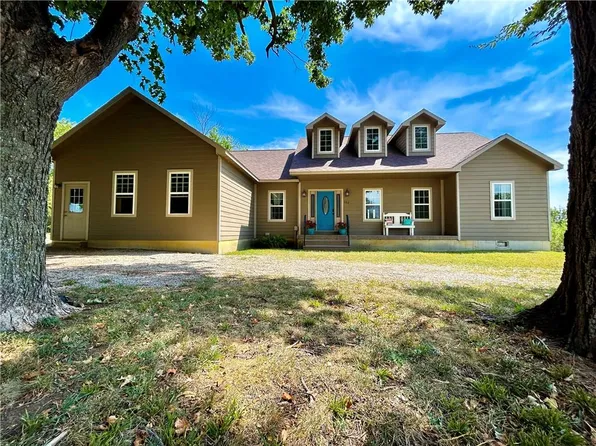 302 S 6th St, Blue Mound, KS 66010