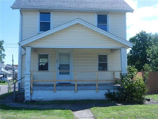 1626 Maple Ave NE photo 1
