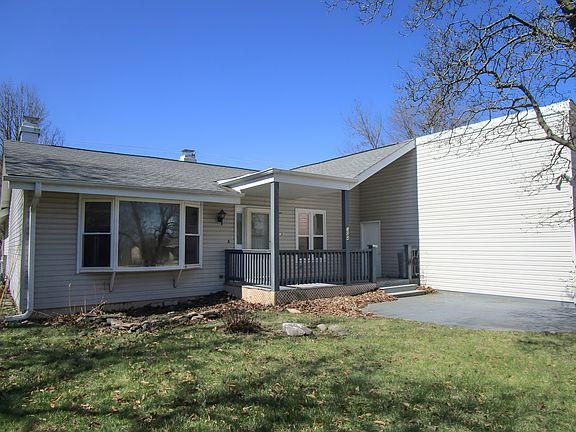 3rd image of 104 Oxford Pl