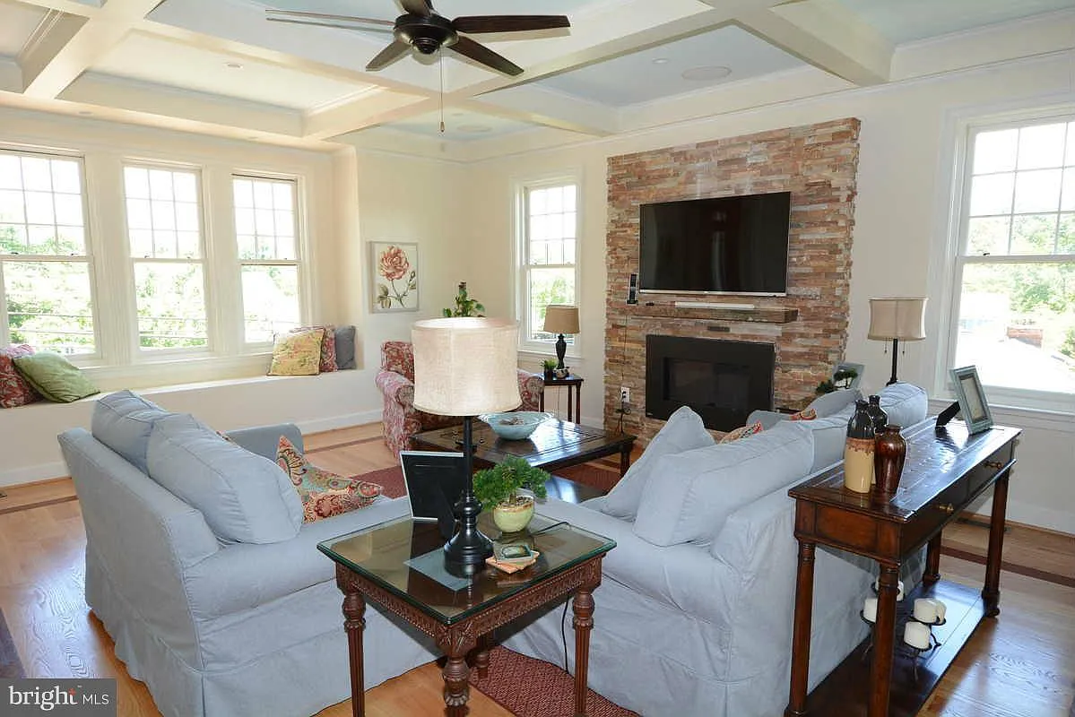 6 bed, 5.5 bath, 5700 sqft, $9,000 — Photo 3