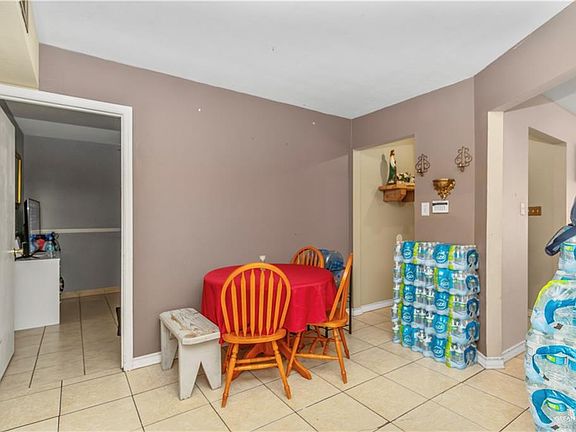 3rd image of 809 E De Soto Ave
