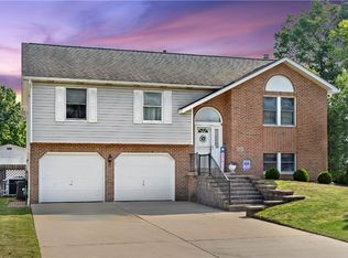 2424 Brownfield Dr, Greensburg, PA 15601