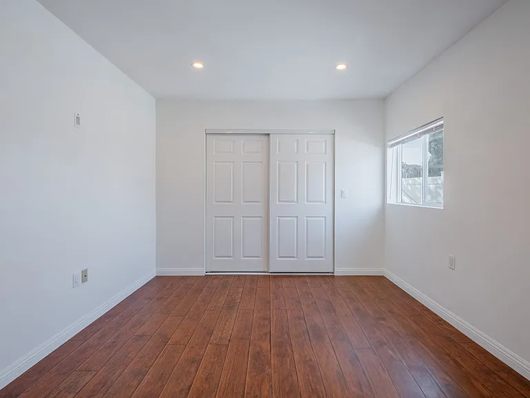 10409 McClemont Ave — Photo 11