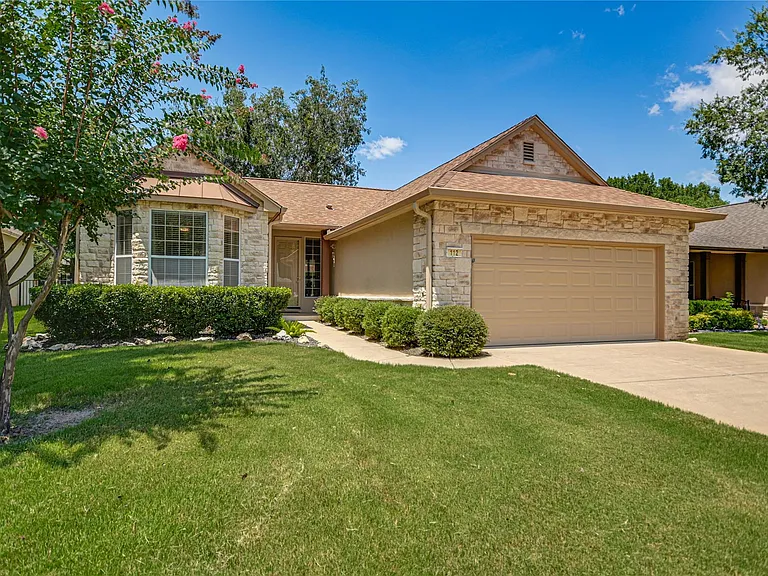 112 Bluebell Dr — Photo 1