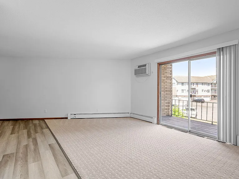 Oakwood Court Apartments — Photo 10