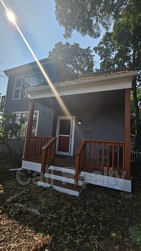 3 bed, 2.0 bath, 1056 sqft, $2,400 — Photo 2