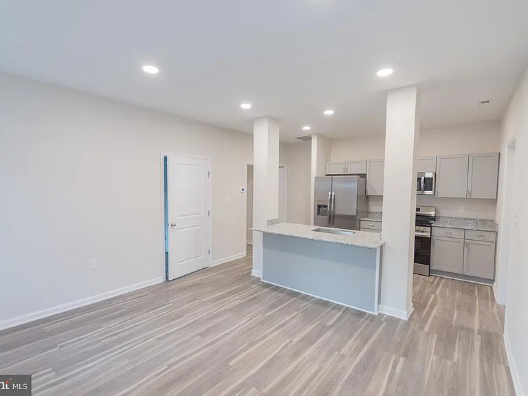 215 King St W #B — Photo 13