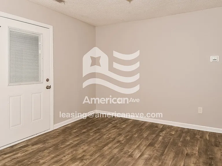 6915_011_wm_-_bedroom_13246677.jpg
